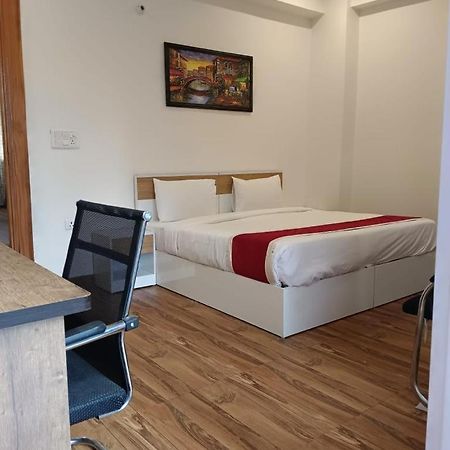 Hotel Bsh Group Нойда Экстерьер фото