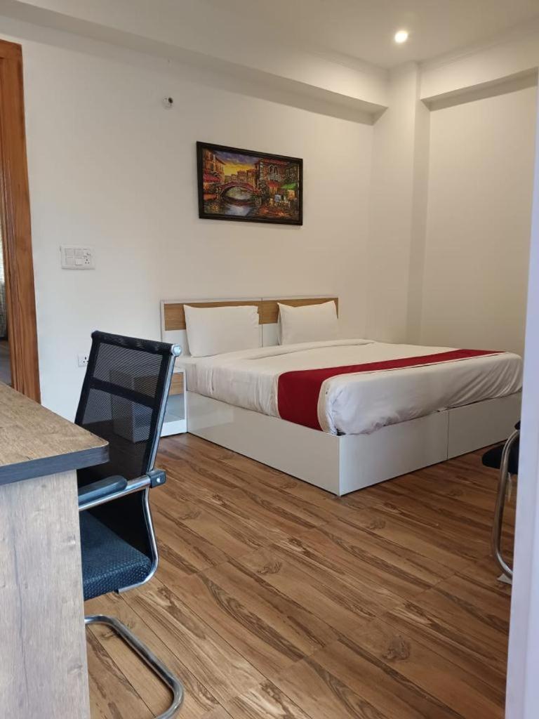 Hotel Bsh Group Нойда Экстерьер фото